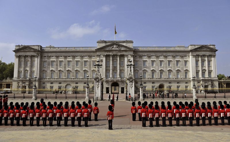 Traditional changing of the guard at the Palace of Buckimgham